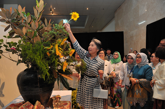 多様な生け花を　 国際生け花展示会