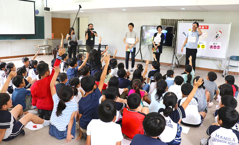 小学生に物語読み聞かせ　日本のアナウンサー 　マニラ日本人学校で