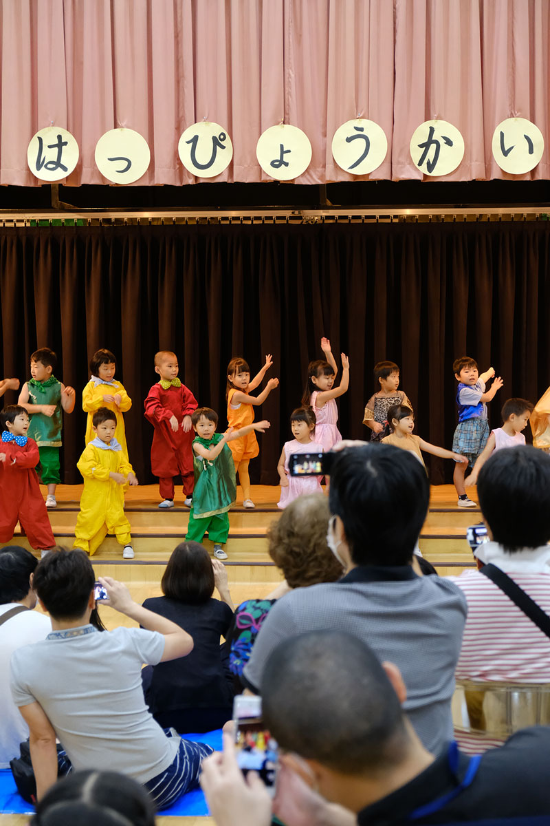 歌や演劇を披露　ＪＪＳ幼稚部発表会　園児200人、保護者に