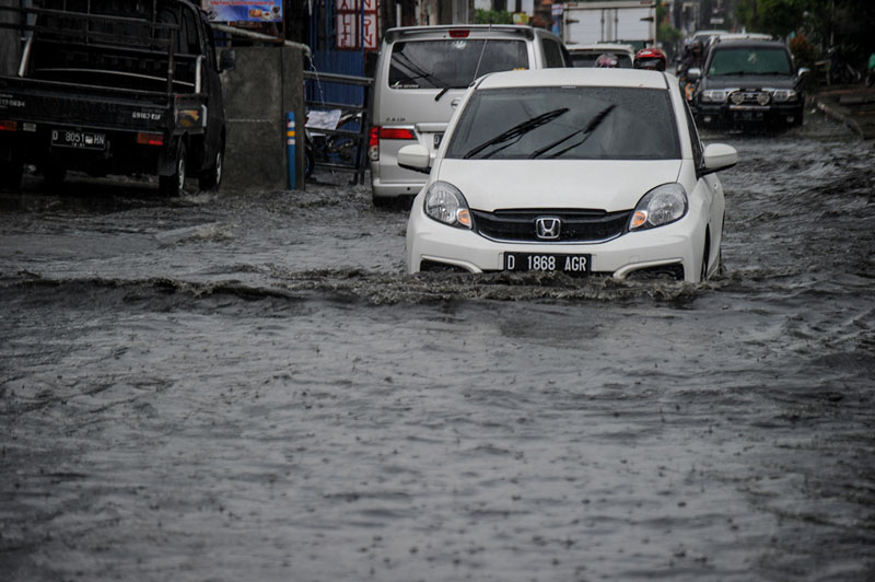 バンドンで道路冠水