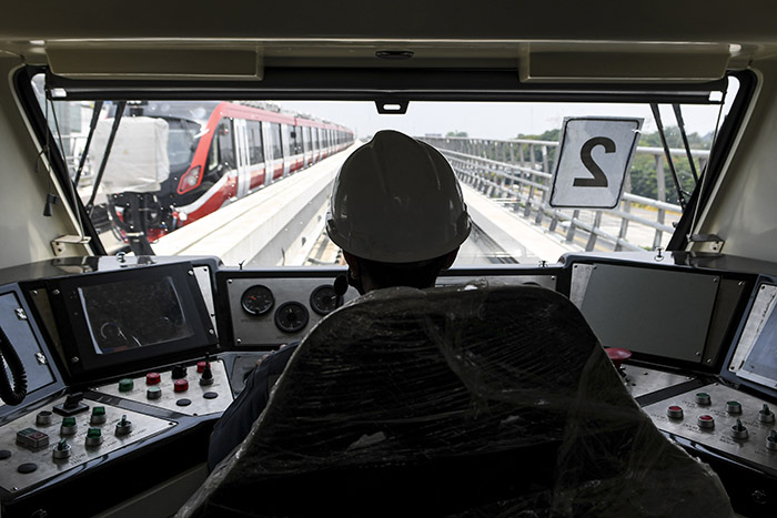 首都圏のＬＲＴ、試運転　運輸相も視察に