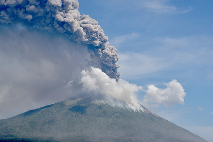 ▼レンバタ島で火山噴火