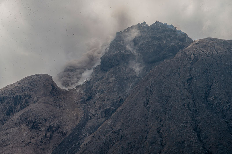 シナブン山、噴火