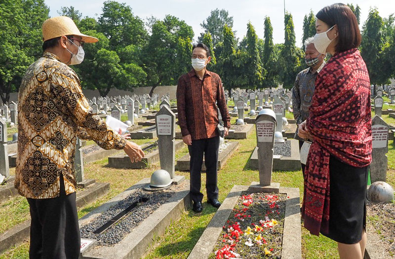 残留日本兵の歴史を未来へ　福祉友の会　カリバタ墓地で合同参拝