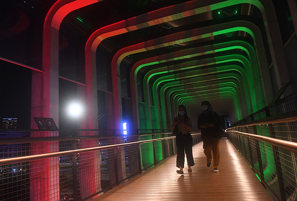 赤と緑の歩道橋