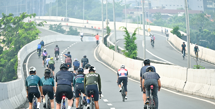 摩天楼をぬって走る心地よさ　週末のジャカルタ　高架道を自転車に開放