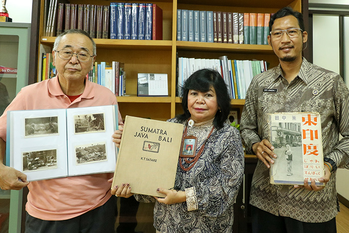 インドネシアへ恩返し　国立図書館に写真集など寄贈　青木澄夫さん