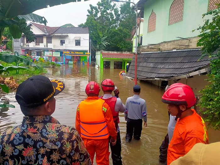 洪水で中学の壁倒壊　生徒３人が死亡　南ジャカルタ