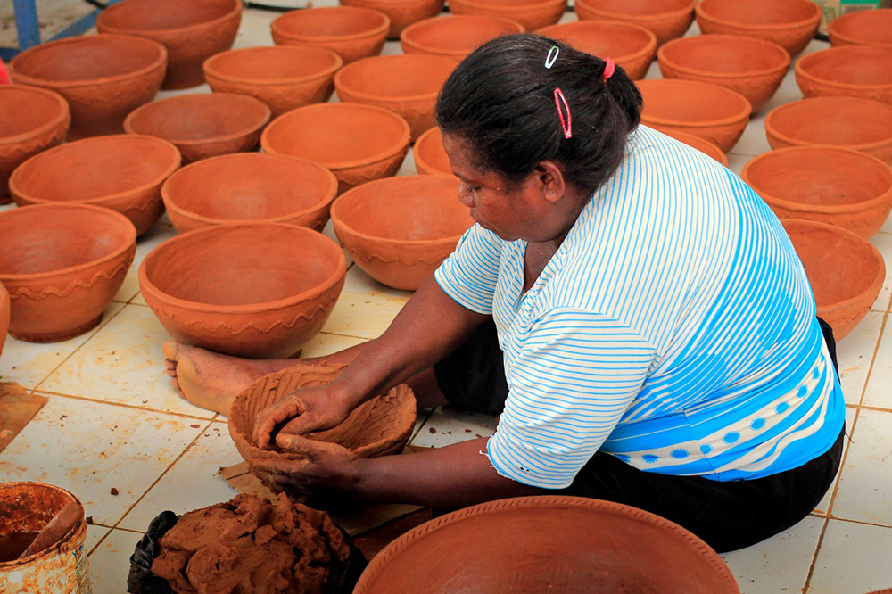 粘土から陶器を作り販売