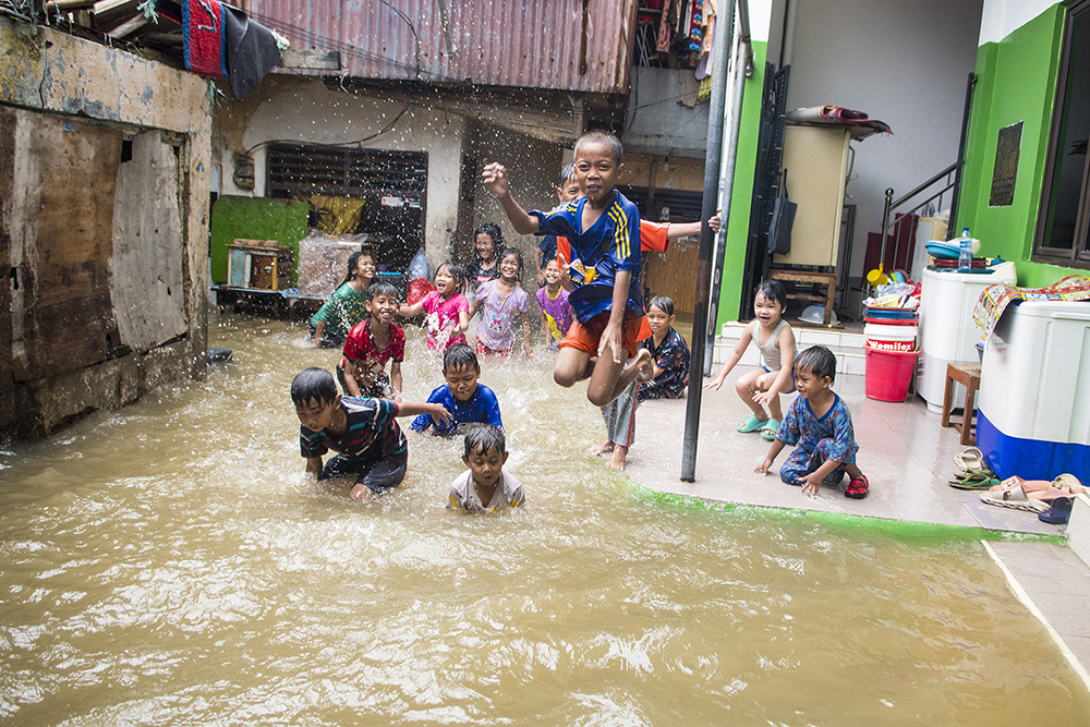▼子どもは洪水で水遊び