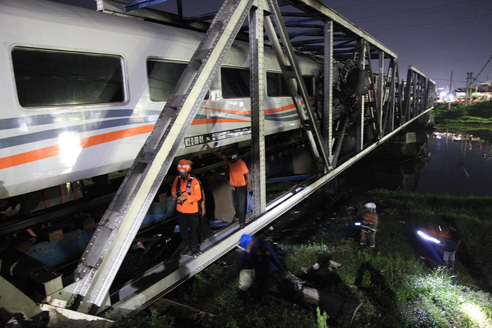 ▼列車突っ込みトラック大破