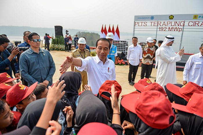 大統領「歴史的な日だ」　東南アジア最大級　水上太陽光発電所が稼働