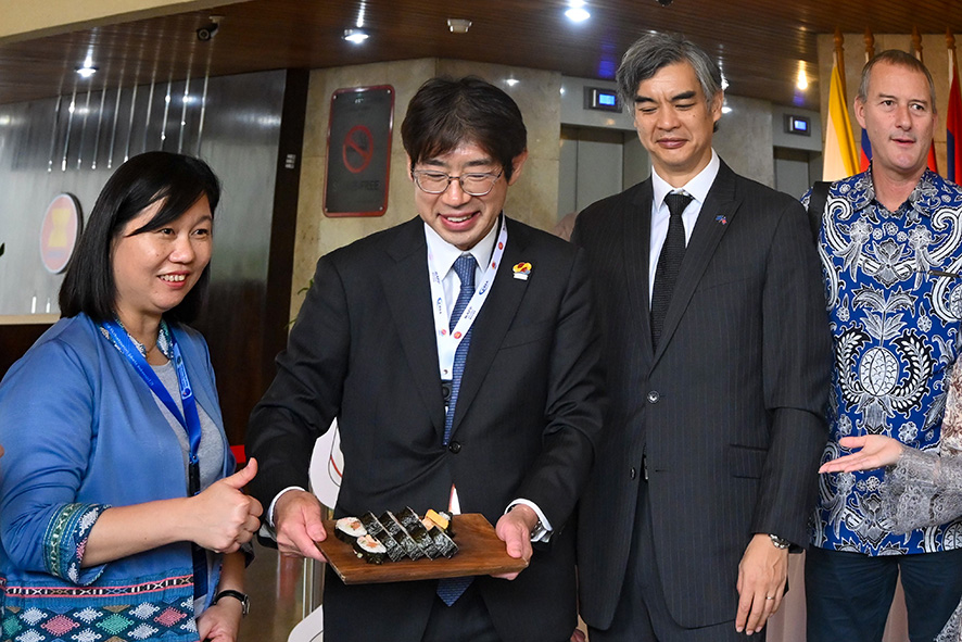 水産物の安全アピール　ＡＳＥＡＮ大使ら巻き寿司挑戦　農水省、日本政府代表部