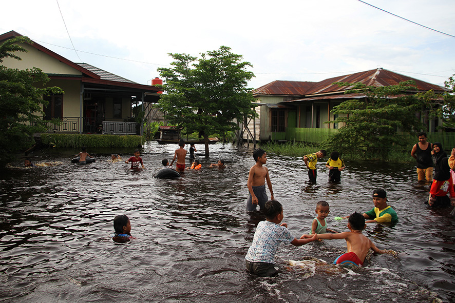 ▼洪水で子どもは水遊び
