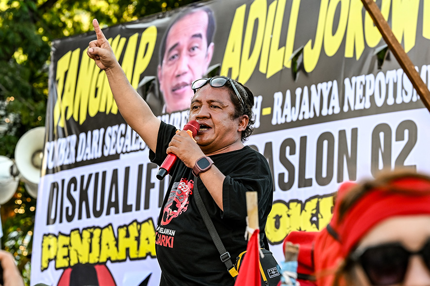 「ジョコウィを逮捕せよ」　憲法裁判決に抗議デモ　中央ジャカルタ