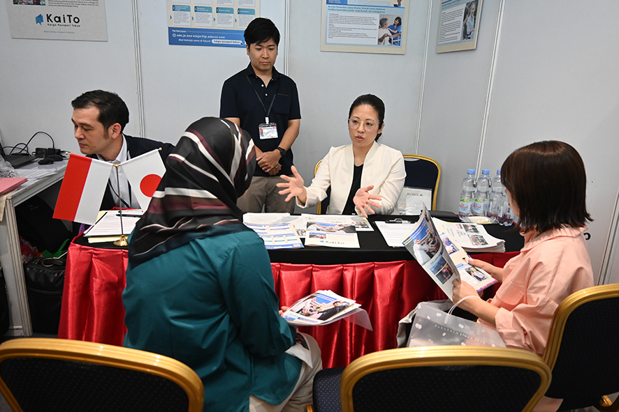 日本へ就職・留学求め1200人　人手不足で32ブース出展　留学・ジョブフェア