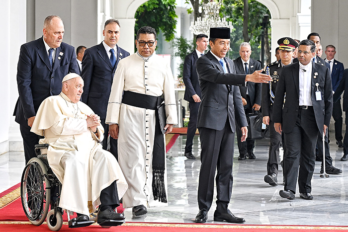 「対話通じた平和を」　ローマ教皇、大統領と会談 