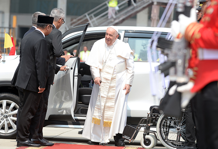 「慎ましい車を」 ローマ教皇    イ使用車は大使館管理