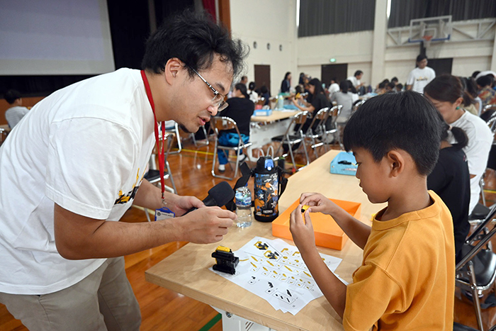 モノづくりの楽しさ学ぶ　住友建機がレゴ教室　 チカラン日本人学校で  