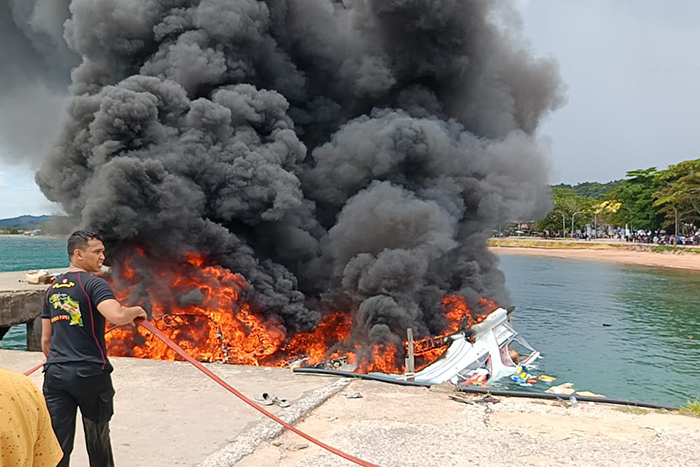 船爆発で6人死亡 北マルク　州知事候補も　給油中  