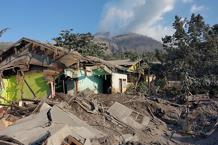 火山噴火、10人が死亡　住民１万人に影響　 東ヌサトゥンガラ州  