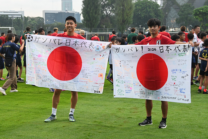 日本代表を激励　「活躍は大きな励み」　 ＪＪＣサッカー部　