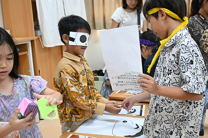 日イの遊びなど展示　ＣＪＳフェスティバル　 チカラン日本人学校　