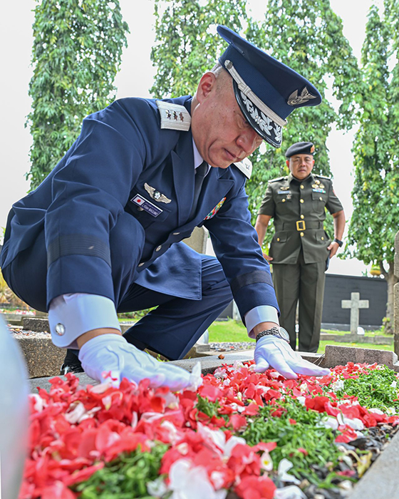 遺志継ぐ活動に共感 南雲統幕副長   元日本兵の墓に献花