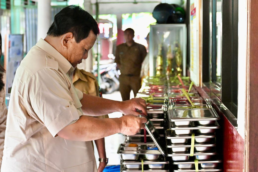 ▼大統領、無償給食を視察