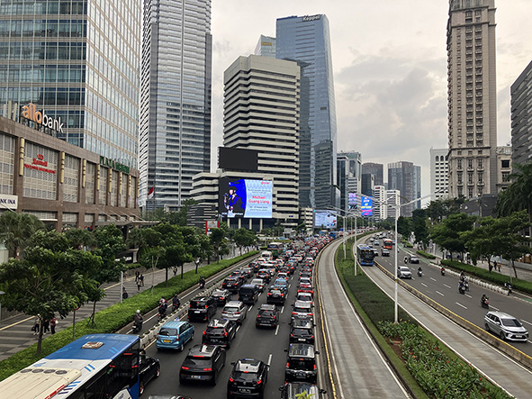 改善されぬジャカルタの渋滞　世界最悪レベル、公共交通普及が課題