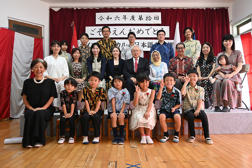 あこがれの１年生に　６人が卒園　オイスカ日本語幼稚園