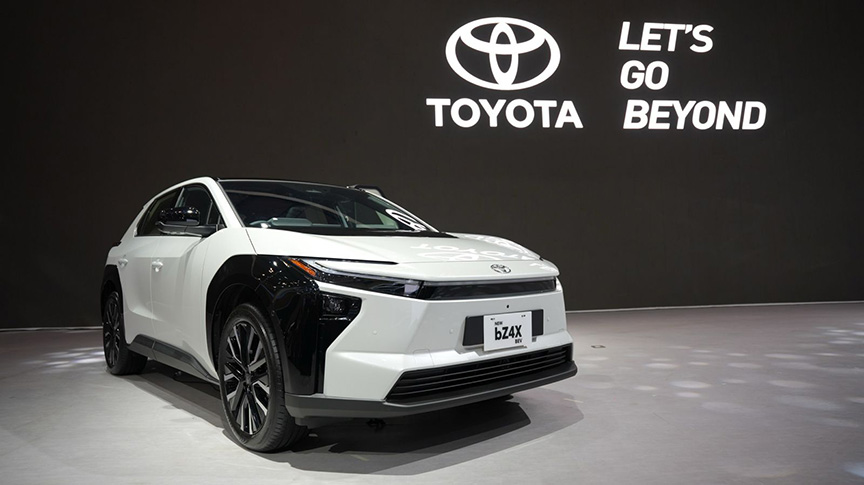 トヨタ、バッテリーＥＶ「ｂＺ４Ｘ」を国内生産　国際自動車展示会で発表