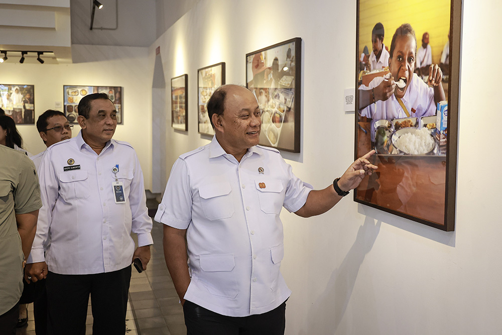▼栄養庁長官 写真展視察