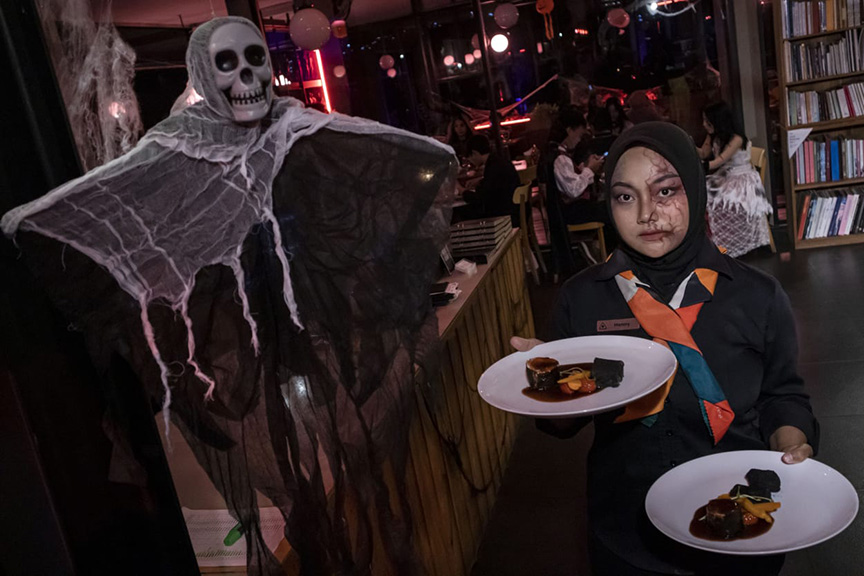 ▼ハロウィーン仮装で客をもてなし