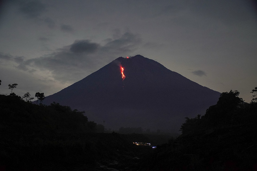 ▼スメル山で溶岩流を観測