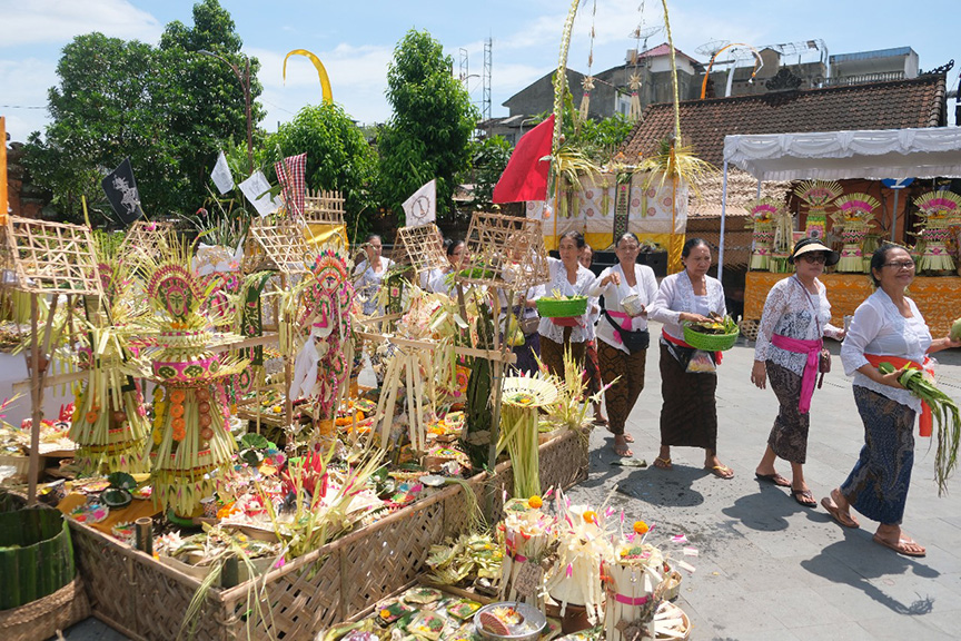 ▼バリで洪水後の浄化祈る儀式