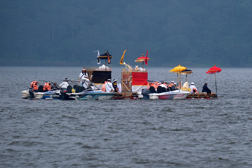 ▼15年に１度の淡水讃える儀式