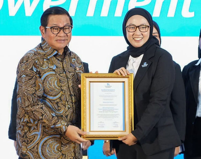 女性運転士育成　卒業式で13名を認定　トランスジャカルタ 