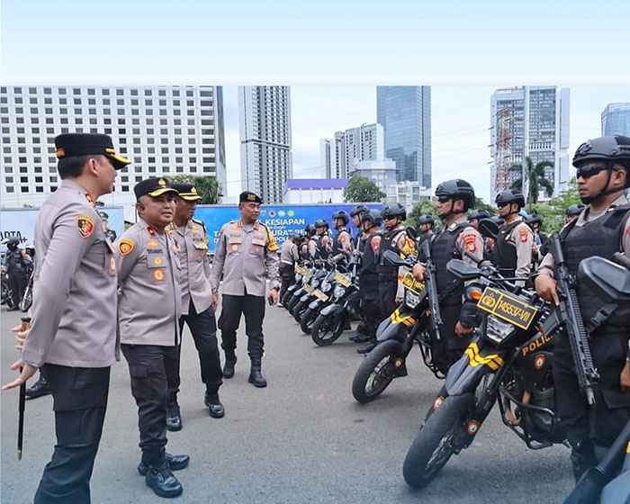 ▼首都警察、治安維持部隊を点検