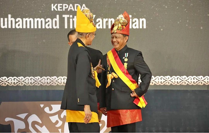 ▼ティト内相に名誉称号