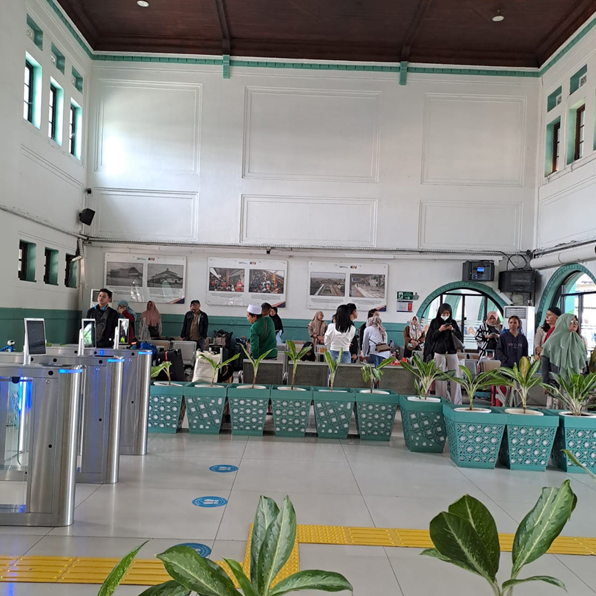 ▼国歌に合わせ利用者起立