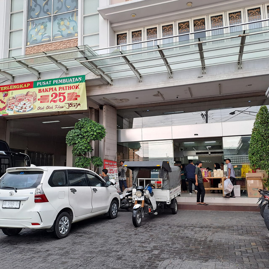 ▼ジョクジャの名物菓子店盛況
