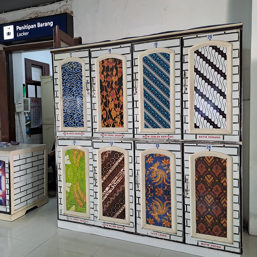 ▼バティック柄のコインロッカー