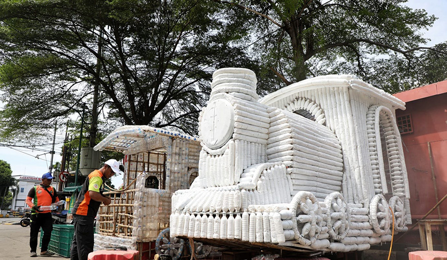 ▼廃ペットで作る舟