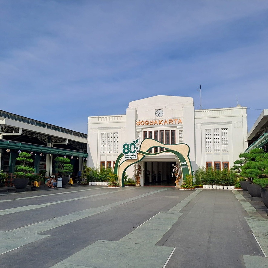 ▼歴史刻むトゥグ駅