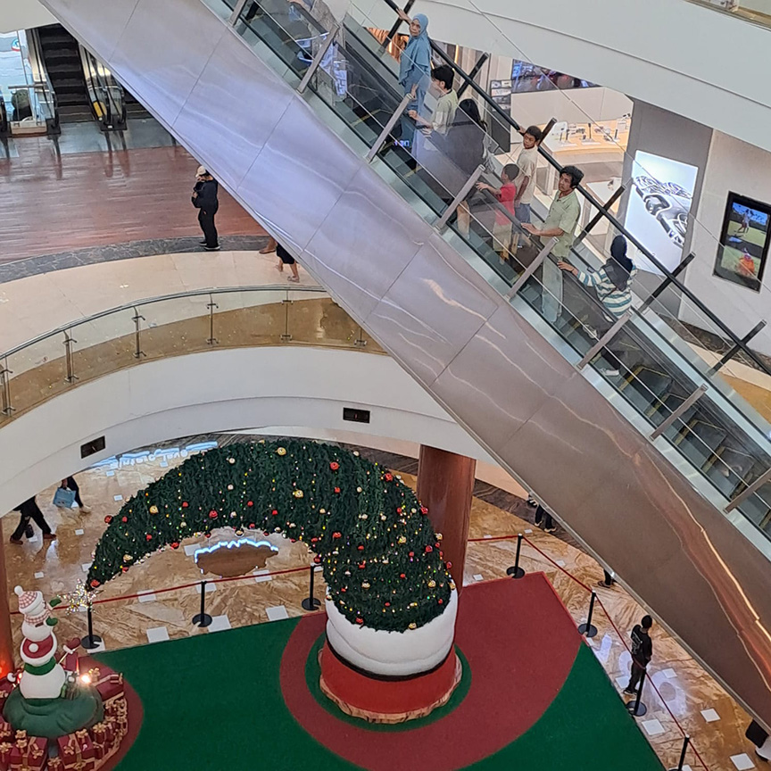 傾いたクリスマスツリー