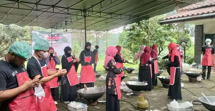 被災地へルンダン1トン　ＩＰＢと同窓会が共同で調理