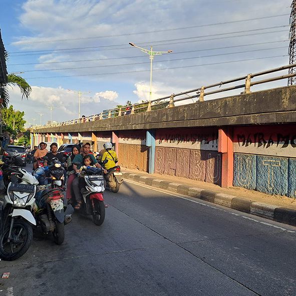 ▼オートバイの逆走