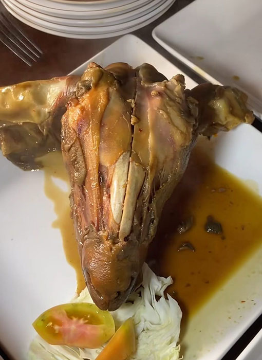 ▼ヤギの頭の早食い大会