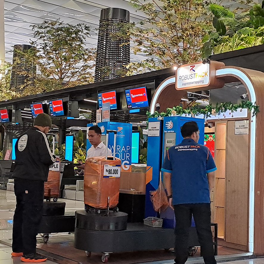 ▼スーツケースのラッピング